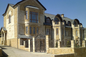 Фасад здания с облицовкой из дагестанского камня
